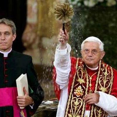 Sollte die katholische Kirche den Papst abschaffen?