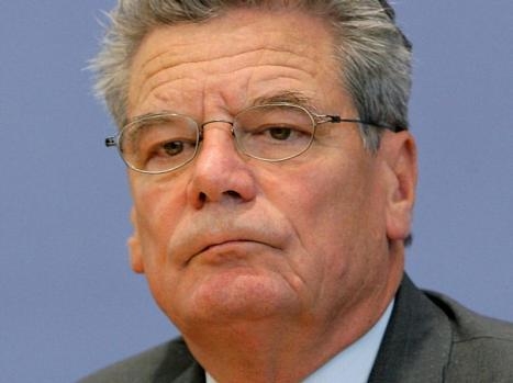 Joachim Gauck wird neuer Bundespräsident , obwohl Angela Merkel zunächst nicht so begeistert von der Entscheidung war.