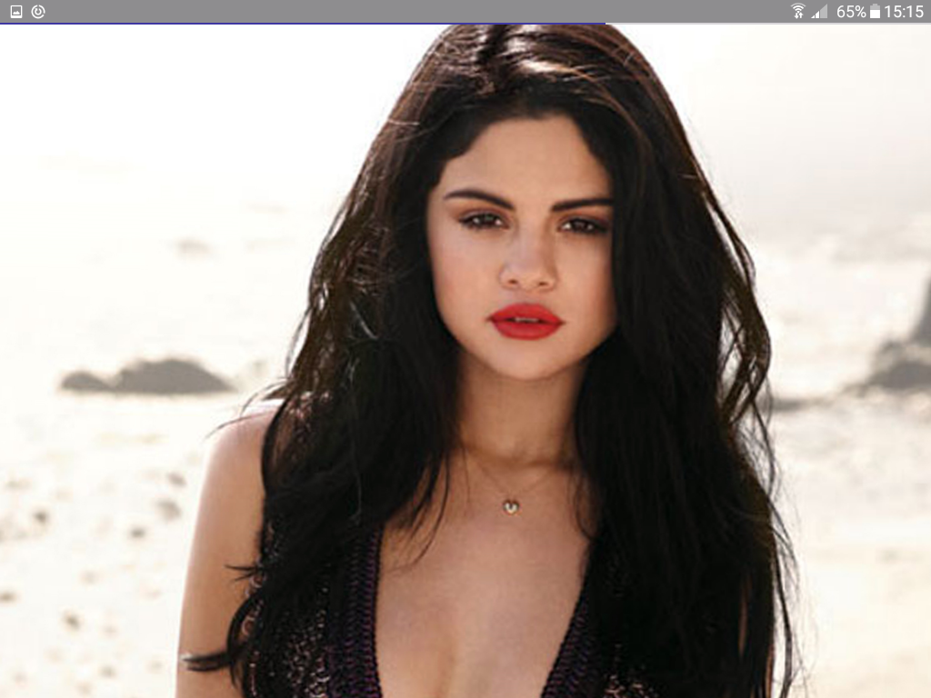 09 : Selena Gomez  (+ 25 Votes )