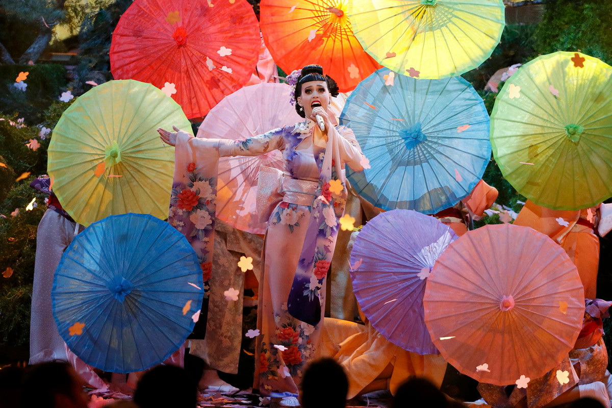 Katy Perry singt "Umbrella"